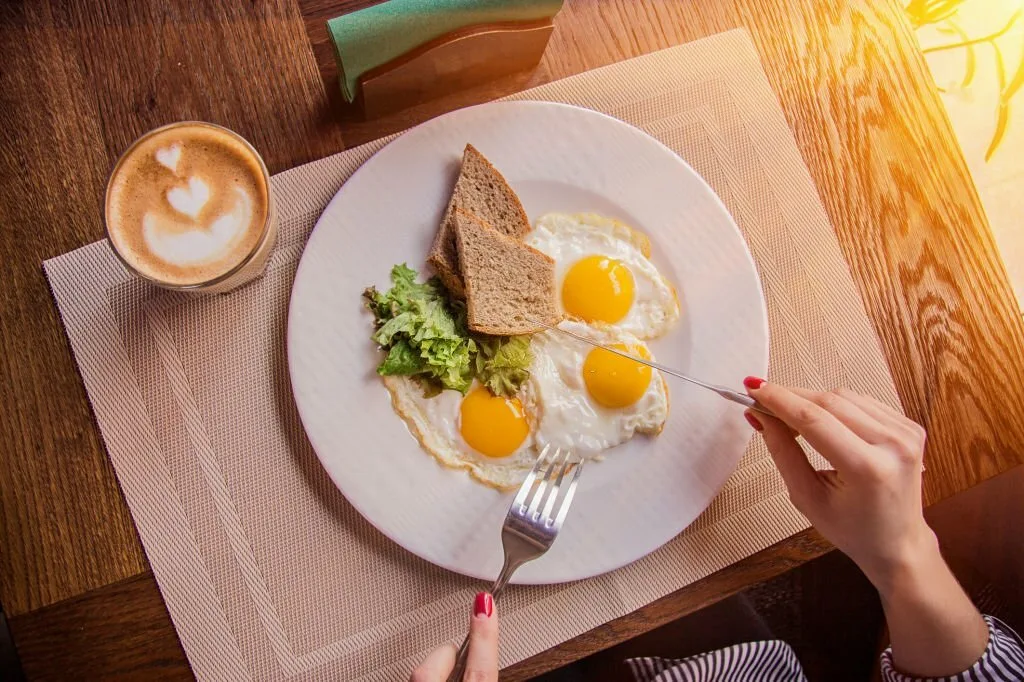 Is It Safe To Eat Eggs Every Day? - Witapedia