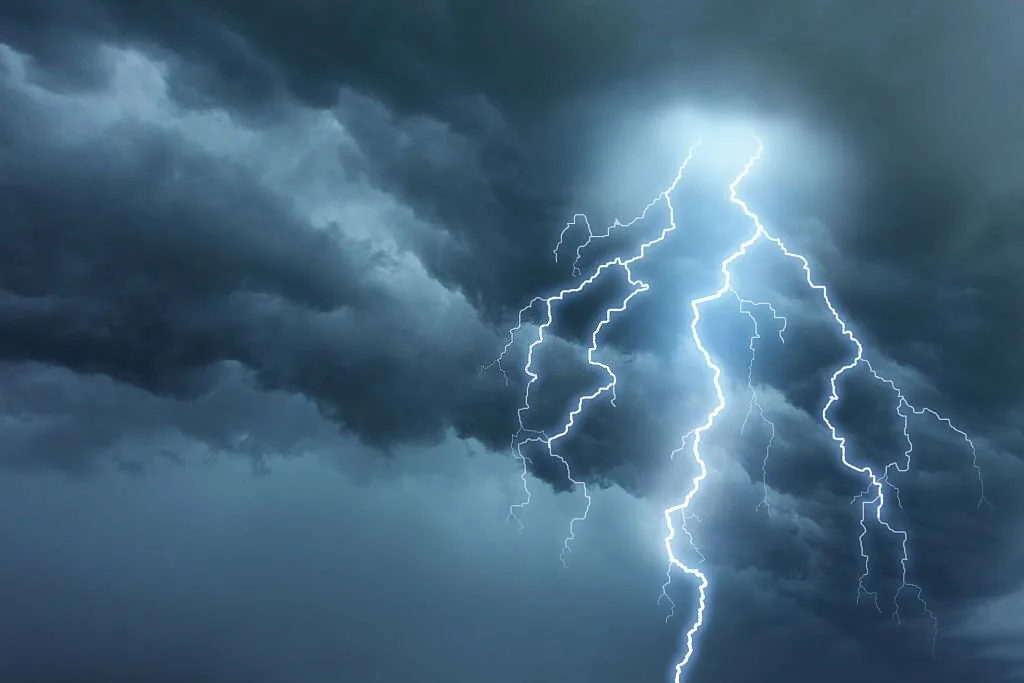 Things You Shouldn't Do During A Thunderstorm - Witapedia